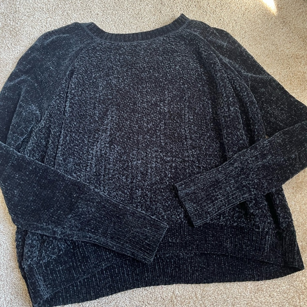 Black crew neck sweater